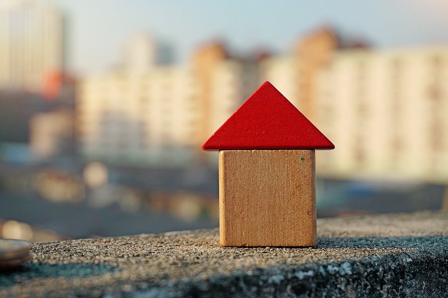 Detail na malý dřevěný domeček s červenou střechou