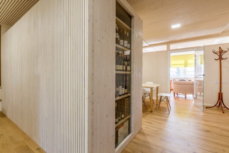 dřevěná podlaha FEEL WOOD a skleněná vitrína s vínem