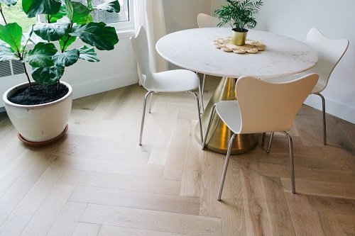 interiér dub FEEL WOOD tři židle se stolem