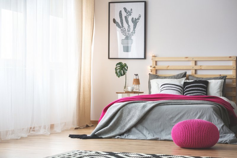 Ložnice s postelí a masivní dřevěnou podlahou FEEL WOOD