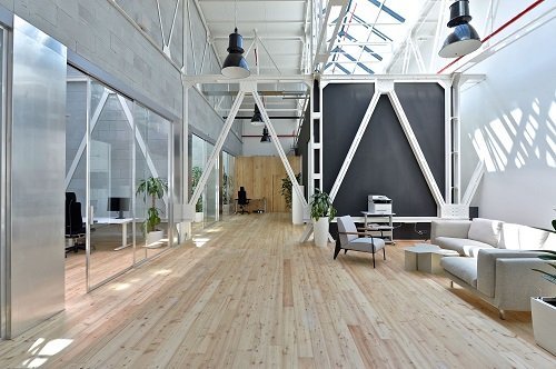 Modřínová masivní podlaha FEEL WOOD interiér se zajímavými prvky