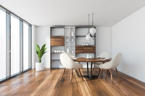 obývací pokoj s židlemi a masivní podlahou FEEL WOOD