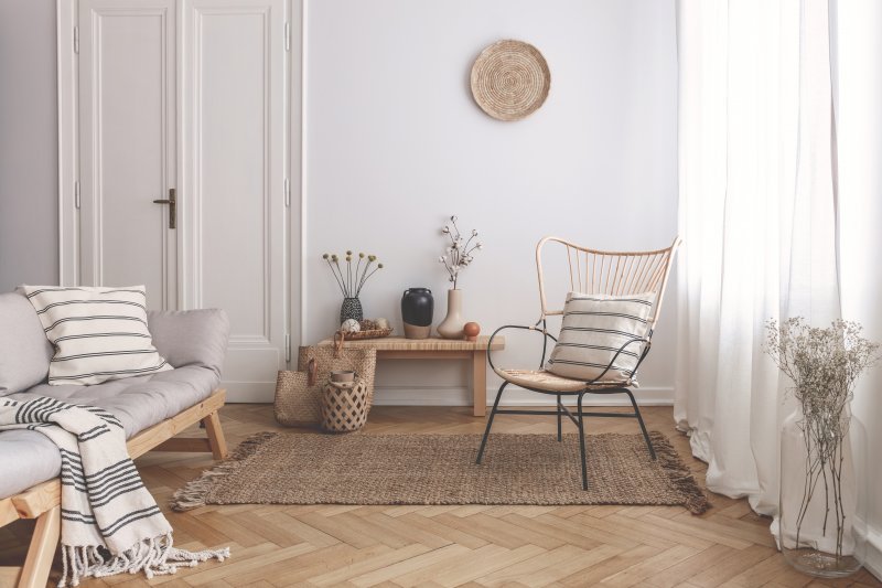 pokoj se sedačkou a křeslem, společně s kobercem a masivní podlahou FEEL WOOD