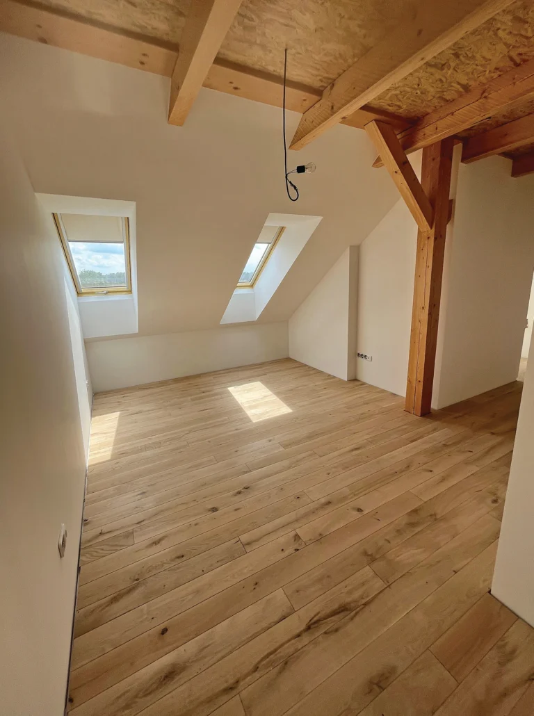 Realizace Podlaha Pardubice hotová místnost s poldahou